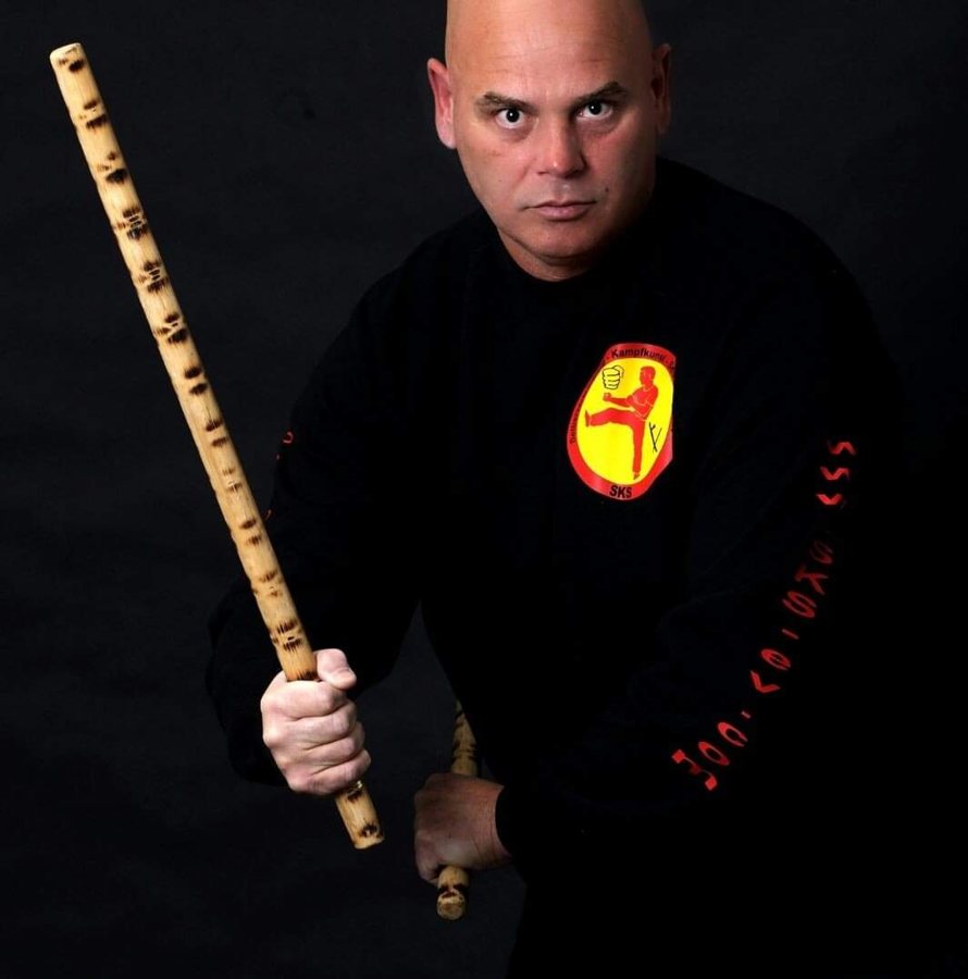 Thomas Dörrier mit zwei Stöcken